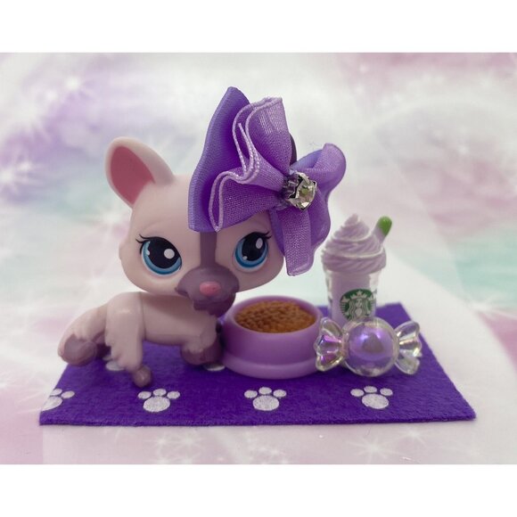 Authentic Littlest Pet Shop # 1645 Lavender Purple Corgi Dog Blue Eyes Outfit - Picture 1 of 3